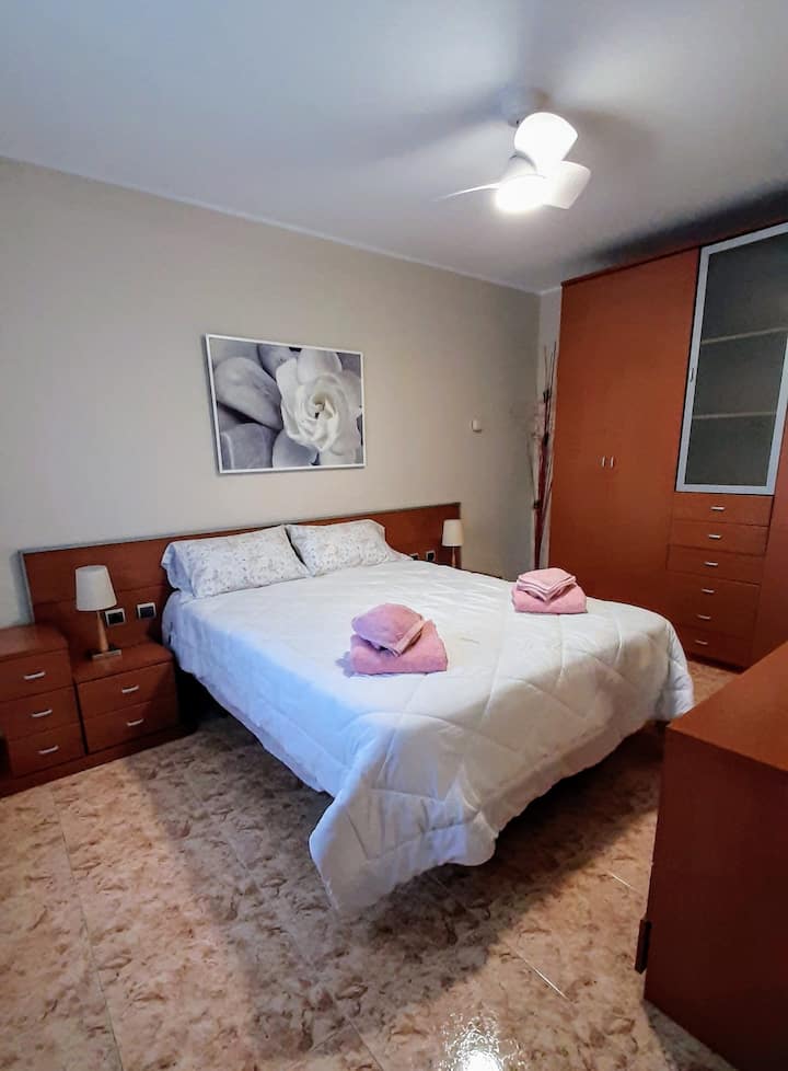 ห้องนอนคู่พร้อมเตียงขนาด 150 ซม. เครื่องปรับอากาศและพัดลม