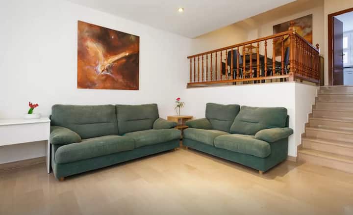 Cosy Terraced House Near Stadium - Barcelona