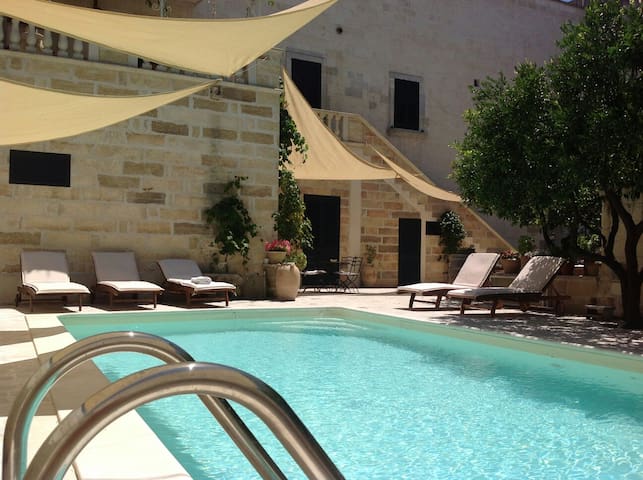 Historic Palazzo Umberto 1700 -salt pool near sea