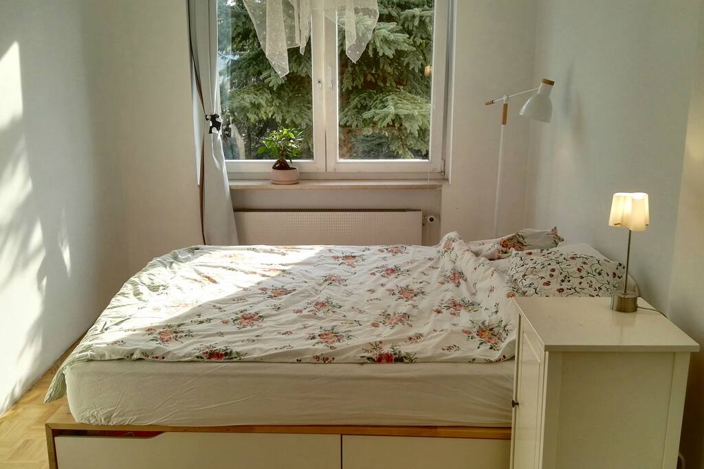 bedroom with queen size bed