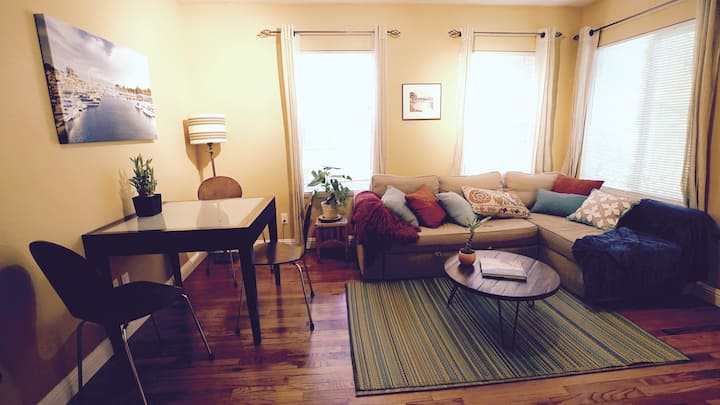 Izvucite bračni kauč s posteljinom/jastucima u otomanu; stol se može produžiti