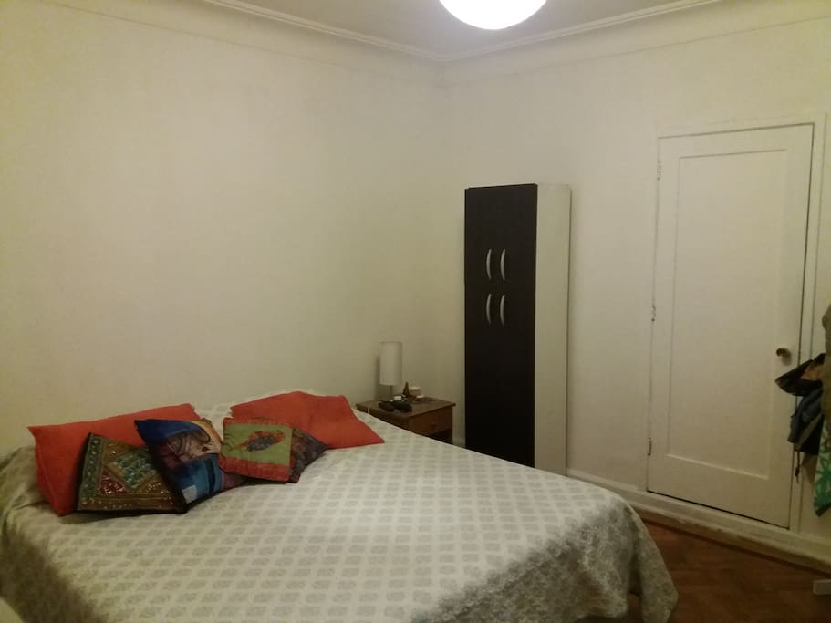 vista de la habitación que tenemos disponible con una cama de 1.5 plazas mas un closet