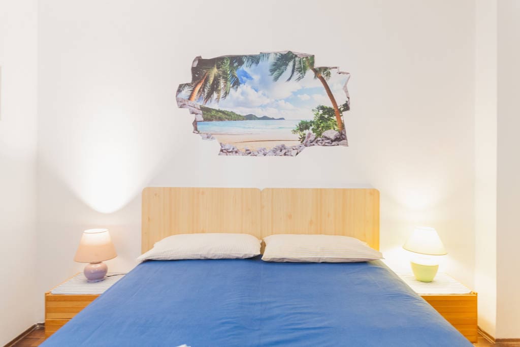Bedroom with queen size bed