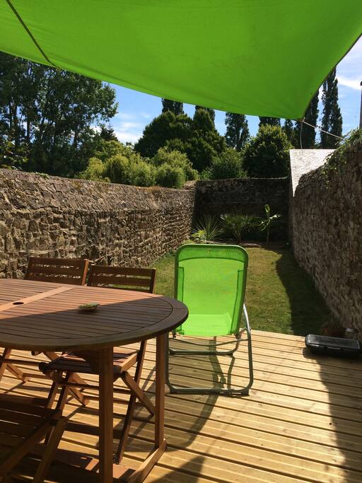 Terrasse en bois avec jardin exposé plein Sud