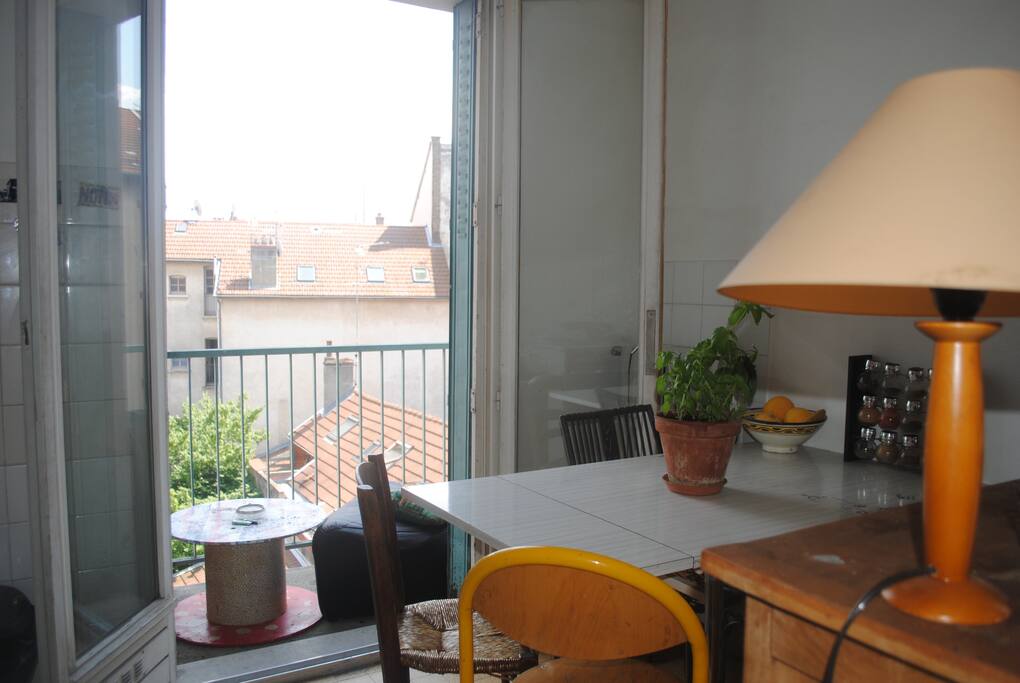 La cuisine ouverte sur un petit balcon