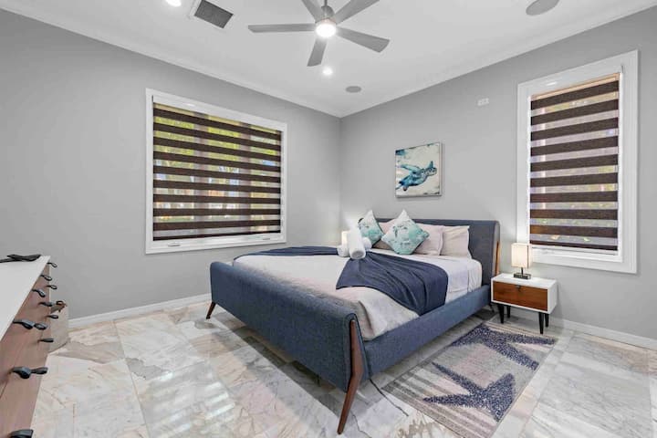 Მესამე საძინებელში არის დიდი ზომის საწოლი (კუს თემა).