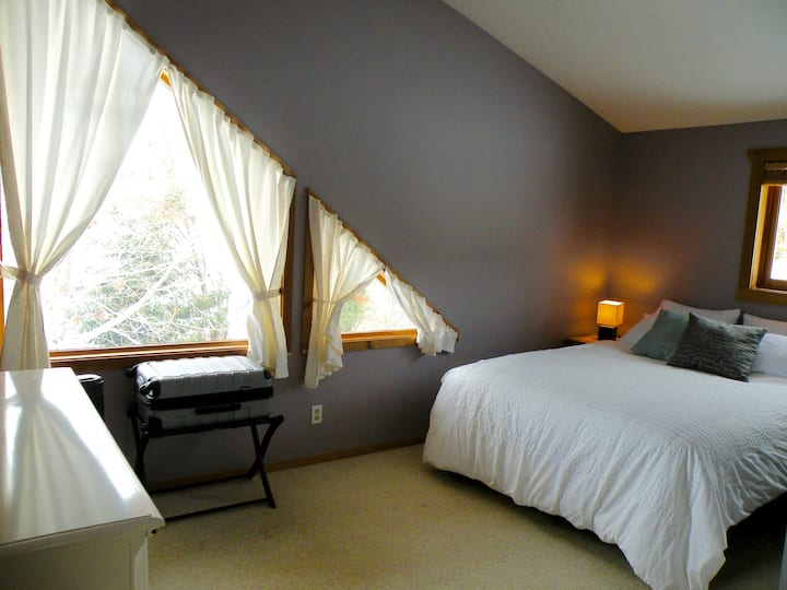 חדר שינה בקומה השנייה הפונה צפונה, מיטת קווין סייז, נוף לכרם
