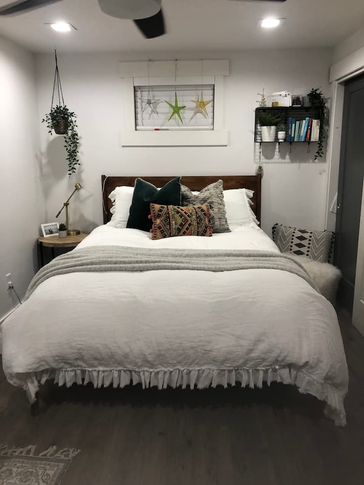 Spálňa 2Queen posteľ. V izbe je písací stôl a stolička, komoda a 2 skrine.