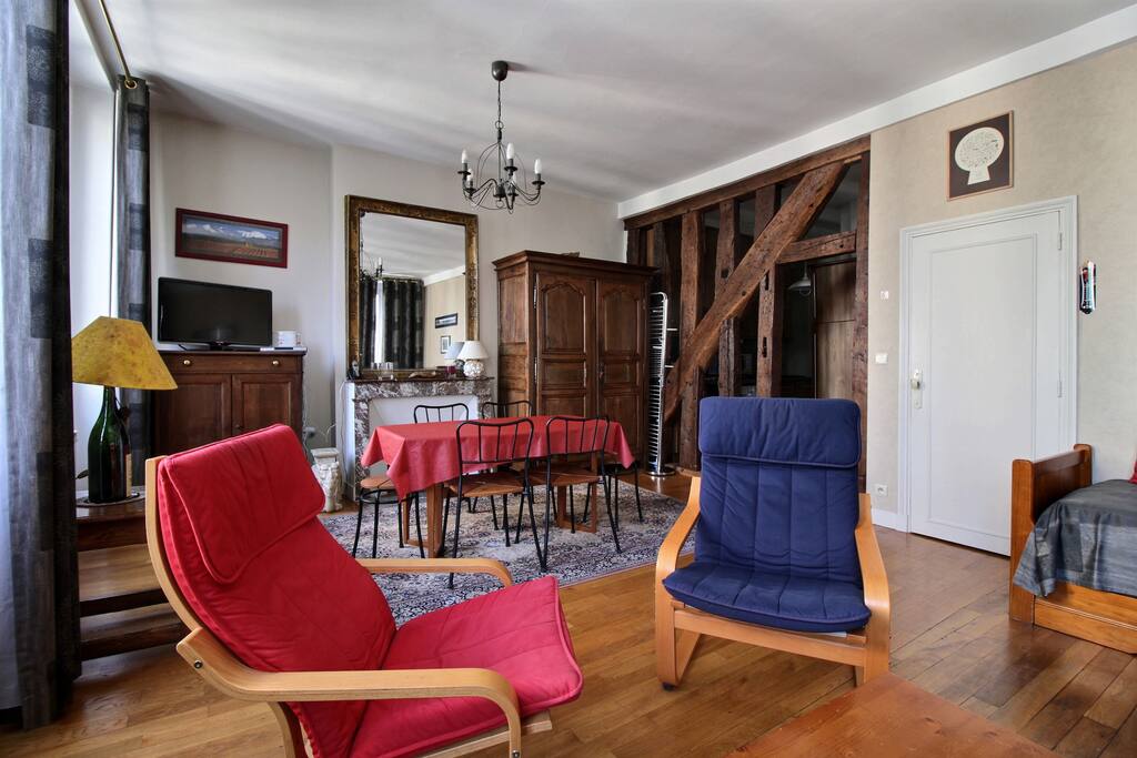 Living room With sofa and TV