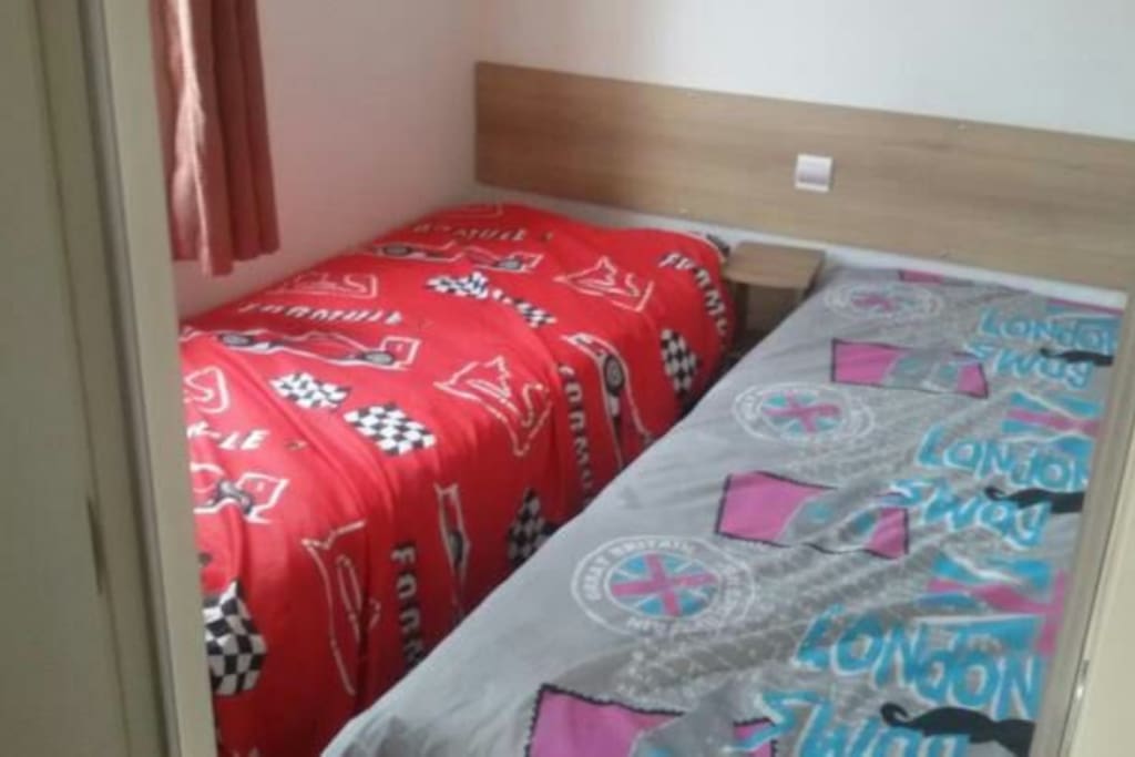 1 chambre avec 2 lits simples (80*90cm)
Dans les chambres, 2 couettes 2 personnes, et 2 couettes d'1 personne ainsi que 6 oreillers sont mis à votre disposition.
Les draps, les taies d'oreillers, les housses de couettes ainsi que le linge de toilette et de cuisine reste à votre charge par mesure d'hygiène.
(Possibilité d'en louer à l'accueil du camping)
Toutes les pièces sont équipées de radiateurs électriques.