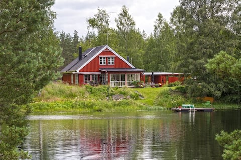Beautiful House with Sauna on Lake