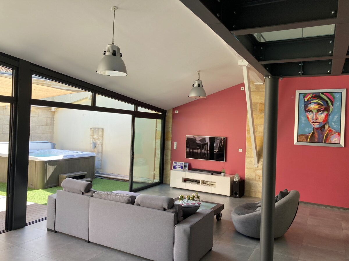 Successful Airbnb property: LOFT spa garage Libourne city center in Libourne