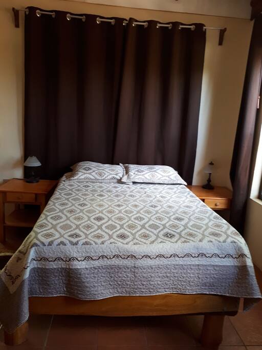 Cama matrimonial con un colchon queen size ortopédico.