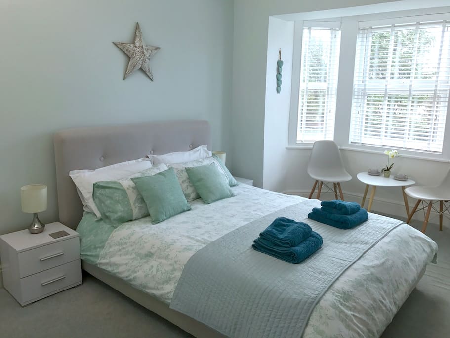 Spacious king-size bay fronted bedroom with own sink