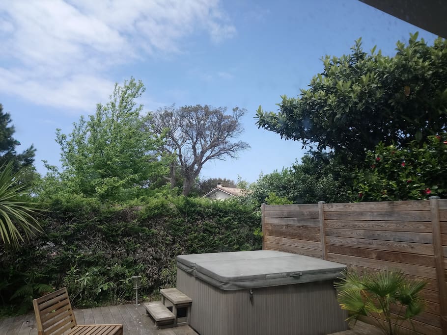 Jacuzzi sur terrasse avant donnant sur la route