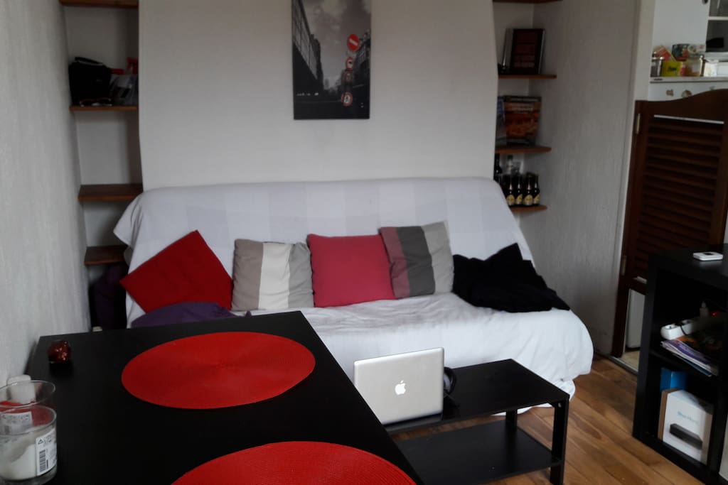 Salon avec canapé, télé et chaine Hi-fi
