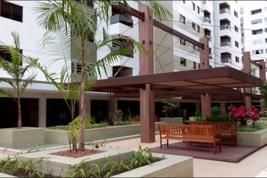 Area do térreo com lojas e restaurantes