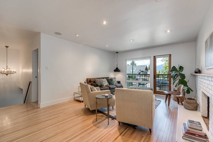 Central Modern House with View and 2 Kitchens gallery image 4