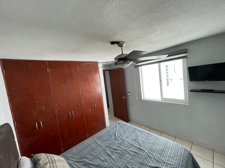 Уживајте во овој брачен кревет (широк 150-179 см), каде што две возрасни лица ќе спијат удобно и ќе ја надополнуваат енергијата за да продолжат со прошетката во прекрасниот CDMX, а за греење, вклучете го вентилаторот! Удобност пред сѐ! 