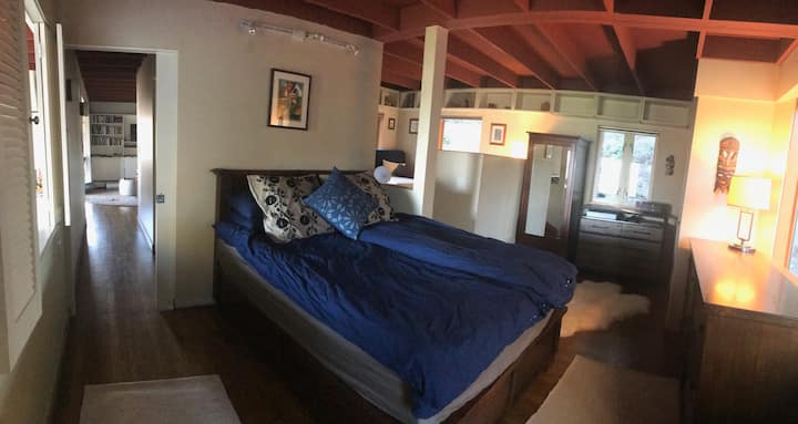 Camera da letto principale - letto a due piazze, zona lettura e panca