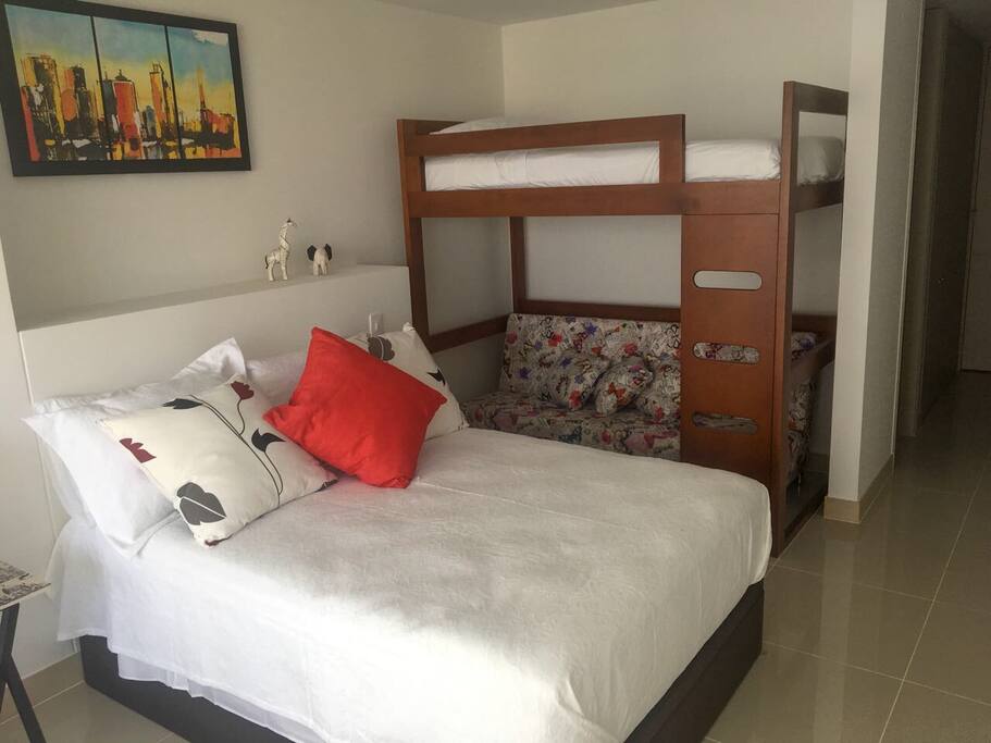 Cama doble, camarote y sofacama