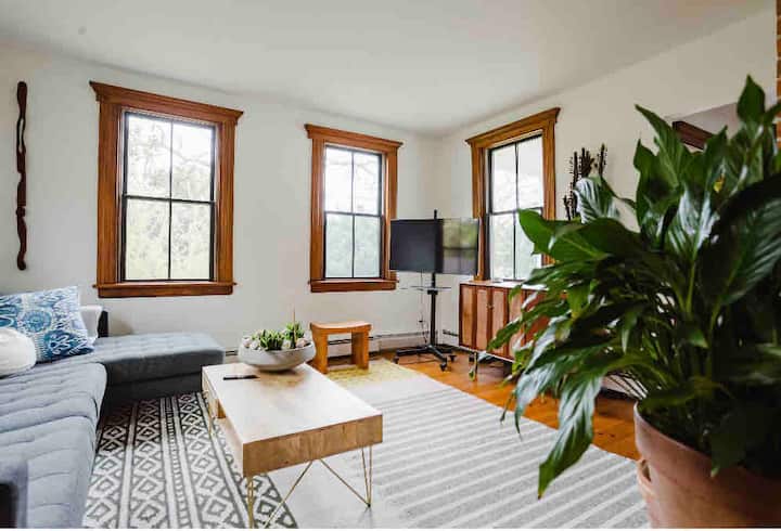 Dhomë televizori me pamje nga pjesa e përparme e shtëpisë dhe hyrja e përparme 