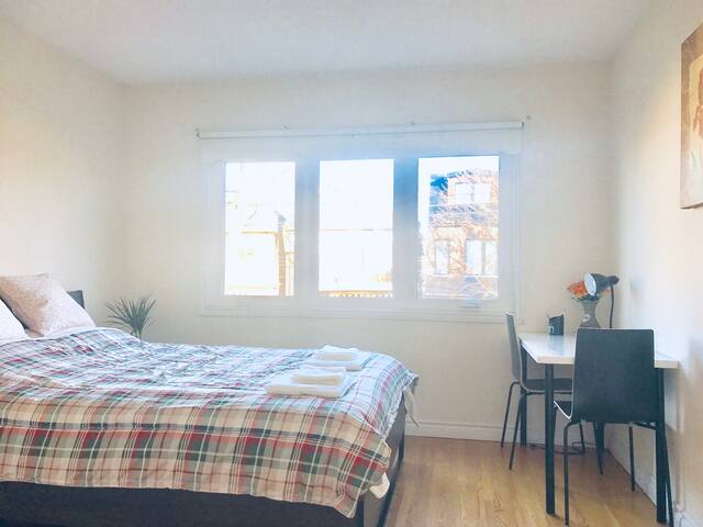 4 BDRM House at Downtown, free Parking with patio gallery image 5