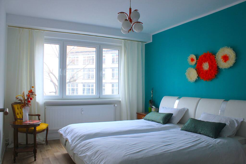 The master bedroom has designer bed and high quality mattresses. If required, the beds can be pulled apart to serve as 2 separate single beds.
