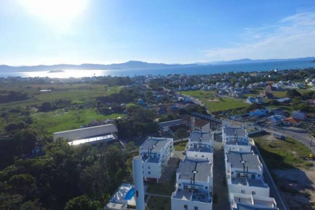 Vista panorâmica do condomínio, bem próximo ao mar