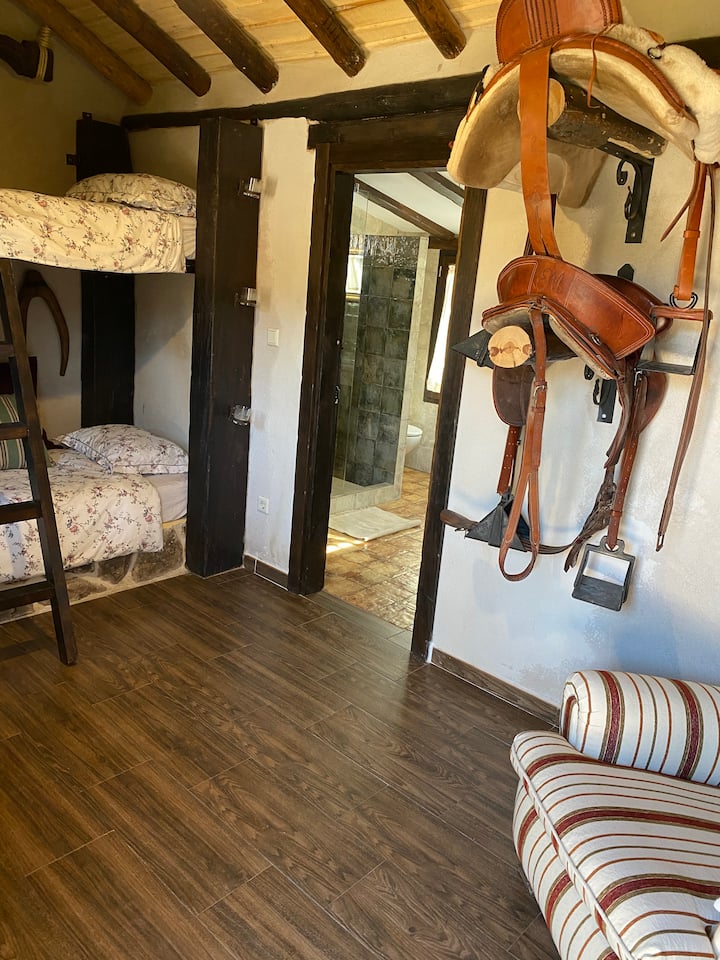 La cabaña con una litera y cuarto de baño