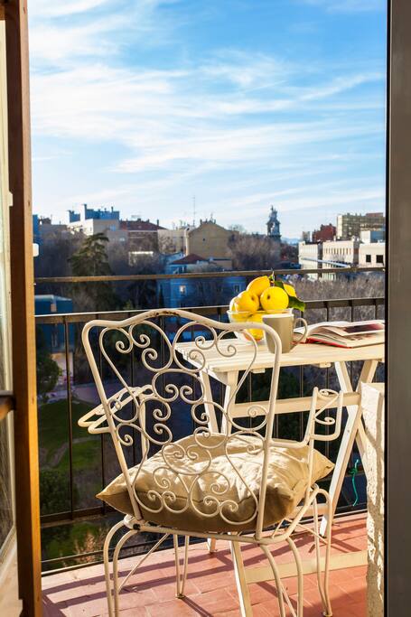 Pequeña terraza con mucho sol