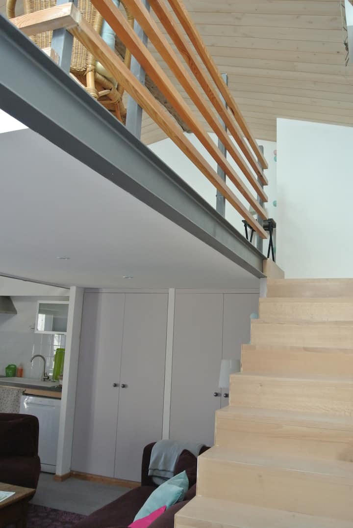 Trappor som går upp för mezzaninen .