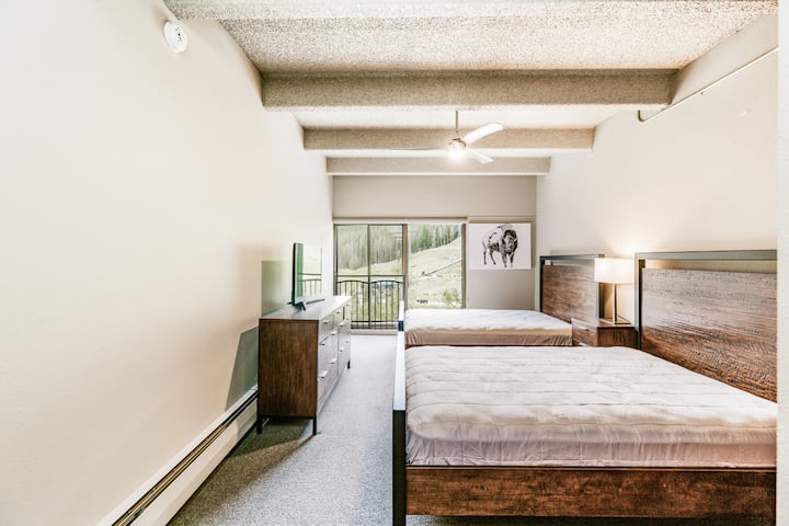 Втора спална соба со 2 Квинс на 2-ри кат (морав да користам стара фотографија, но сега е целосно поставена со ќебиња!)