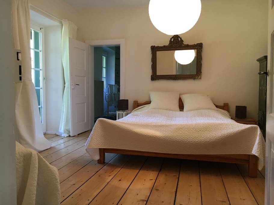 Doppelbett, Schrank, Ofen, Balkon, Sofa, Bad-Zugang