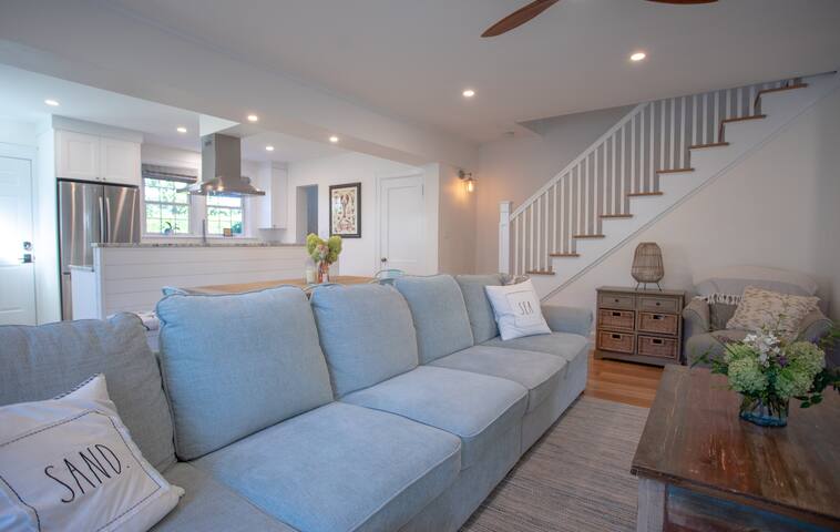 *WALKING DISTANCE TO EVERYTHING* 6BR + PARKING gallery image 2