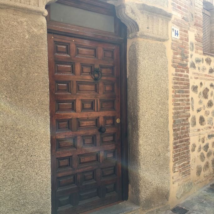 Fachada del edificio de piedra y ladrillo "visto".