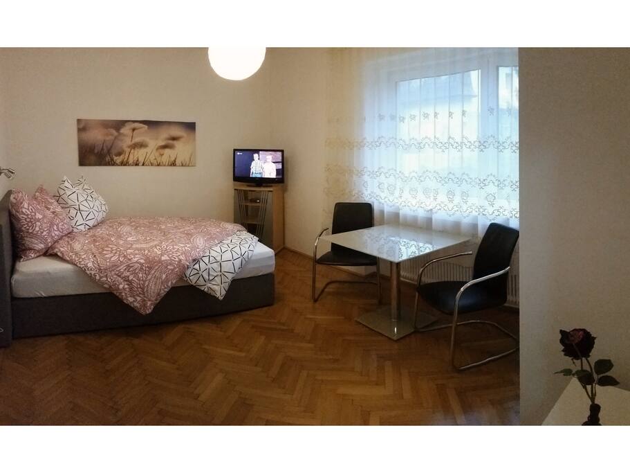 Das Queen-size Doppelbett hat eine Liegefläche von 140x200 cm