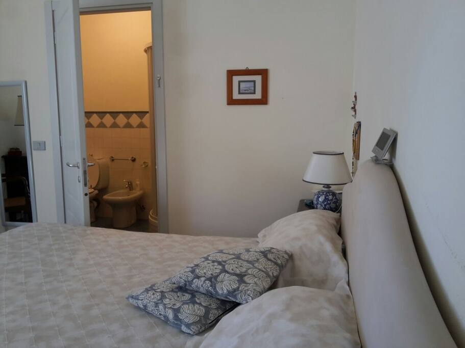 letto matrimoniale e bagno privato/double room with private bathroom