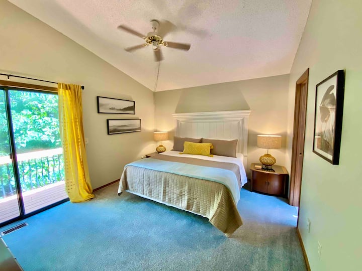 La chambre principale dispose d'un lit king size et d'un balcon privé.