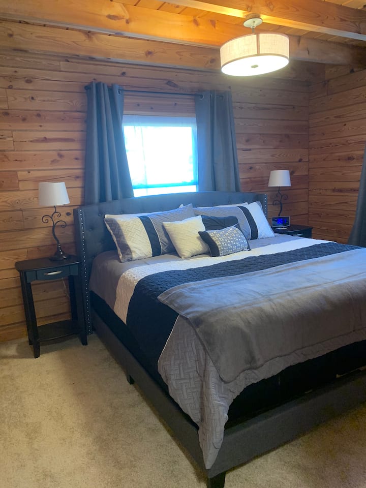 Dormitorio tamaño king en el piso principal 