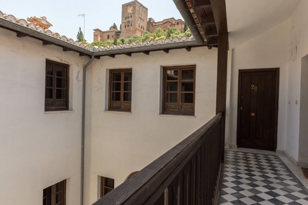 Vistas desde el patio llegando a la puerta del apartamento.