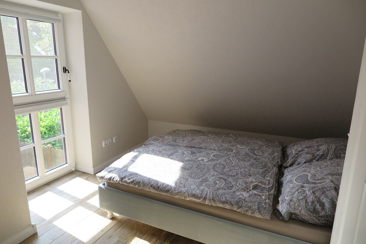 Dormitorio II (piso superior) Cama francesa de 140 cm x 200 cm