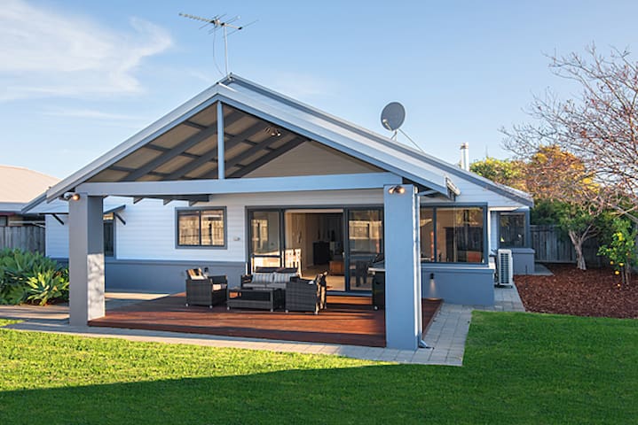 Light & Bright Large Family Home – beachside