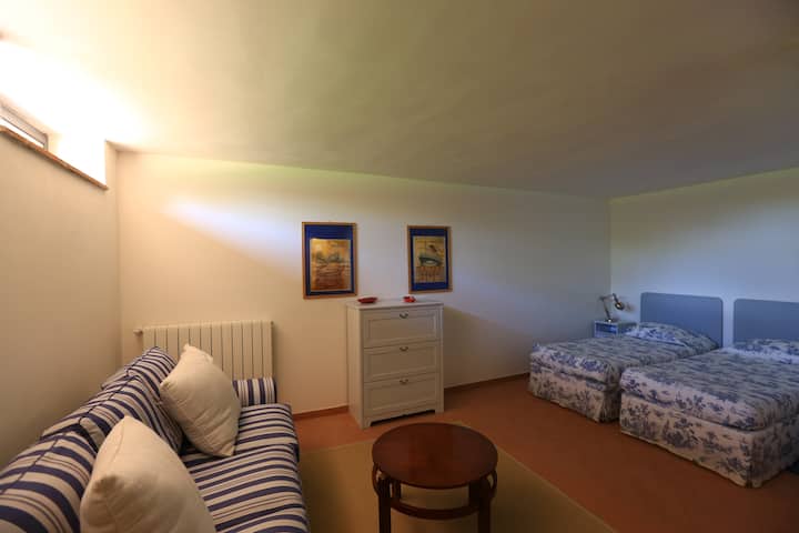 Трета спалня с две легла ,самостоятелна баня и диван