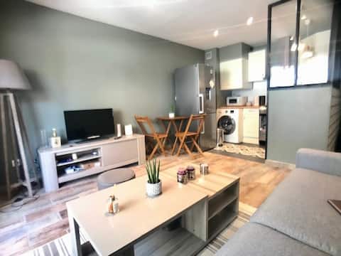 Successful Airbnb property: Downtown apartment with balcony in La Teste De Buch