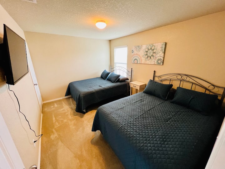 2号卧室（楼上）配备2张标准双人床、43英寸智能电视和衣柜。