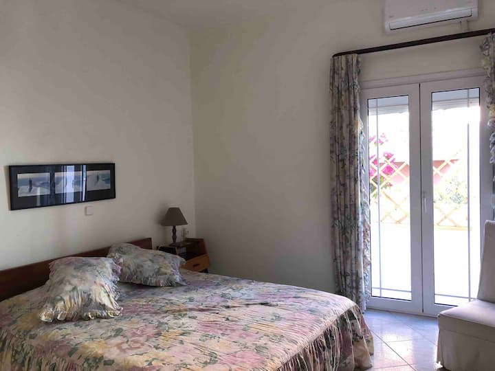  Საძინებელი 2 ორადგილიანი საწოლით /საძინებელი  2 ორადგილიანი საწოლით