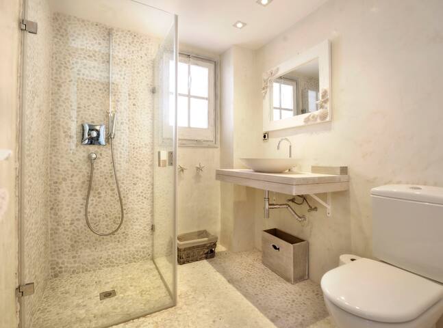 Casa blanca de Begur con vistas al mar y piscina gallery image 4