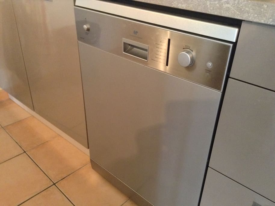 Lave-vaisselle dans la cuisine équipée