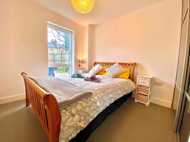 Modern double room in centre Cambridge w parking